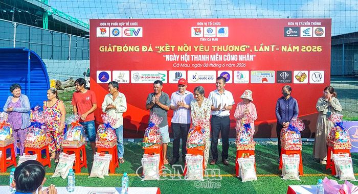 Đại diện Ban Tổ chức giải và UBND phường An Xuyên trao quà cho người dân có hoàn cảnh khó khăn trên địa bàn phường An Xuyên.