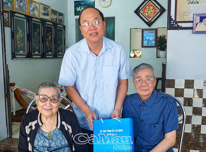  Đồng chí Nguyễn Hồ Hải tặng quà đồng chí Mai Thanh Ân dịp kỷ niệm 85 năm Ngày truyền thống Người cao tuổi Việt Nam.