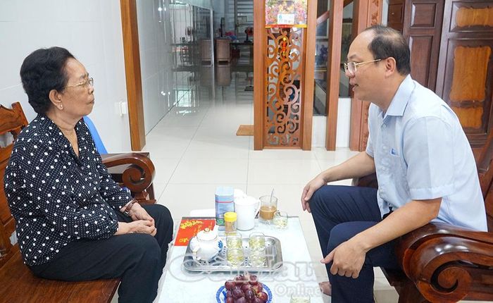 Đồng chí Nguyễn Hồ Hải ân cần thăm hỏi tình hình sức khỏe, đời sống sinh hoạt của đồng chí Cao Kim Dân.