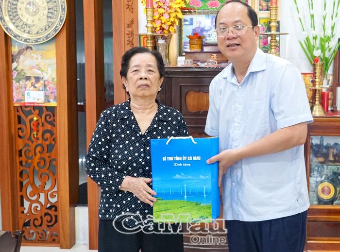 Đồng chí Nguyễn Hồ Hải tặng quà đồng chí Cao Kim Dân nhân dịp kỷ niệm Ngày truyền thống Người cao tuổi Việt Nam.