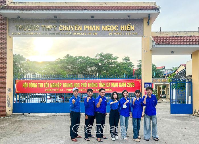  Những áo xanh tình nguyện đồng hành cùng thí sinh trong mùa thi tốt nghiệp năm 2025.