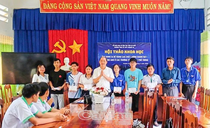  Ông Nguyễn Thanh Liêm (thứ 5 từ trái sang), Chủ tịch UBND xã Khánh An và ông Lê Thanh Giang (thứ 2 từ phải sang), Hiệu trưởng Trường THCS -THPT Khánh An trao hỗ trợ chi phí đi lại trong Kỳ thi tốt nghiệp THPT năm 2026 cho 13 học sinh có hoàn cảnh khó khăn của trường.