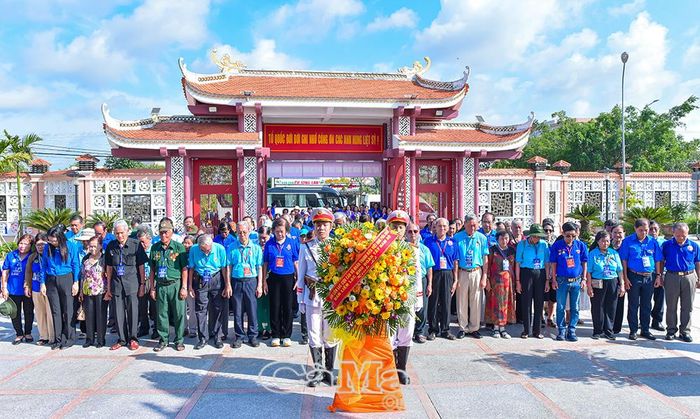 Đoàn thành kính tri ân công ơn những người hi sinh cho độc lập dân tộc tại Đền thờ 10 Anh hùng liệt sĩ Khởi nghĩa Hòn Khoai (phường An Xuyên).