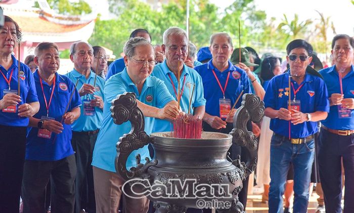  Đồng chí Hà Quang Dự, nguyên Ủy viên Ban Chấp hành Trung ương Đảng, nguyên Bí thư thứ nhất Trung ương Đoàn, Trưởng ban Liên lạc Cựu cán bộ Đoàn Thanh Niên Việt Nam thắp hương tri ân tai Đền thờ.