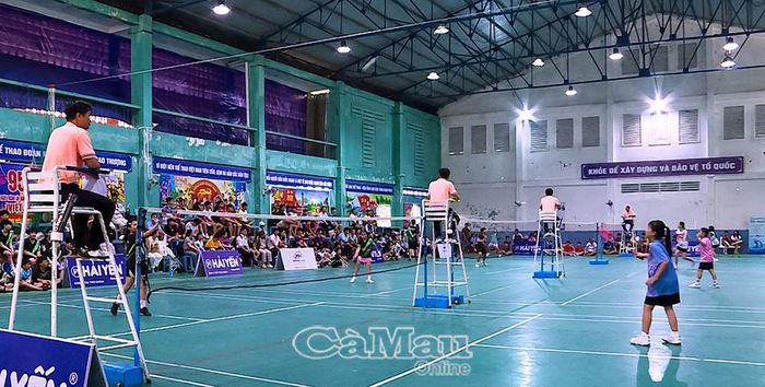 Các vận động viên bước vào phần thi đấu.