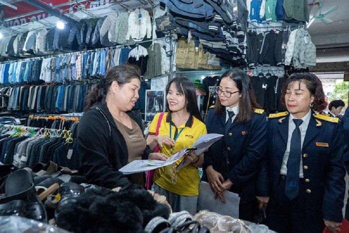 Nhân viên cơ quan thuế Lâm Đồng hỗ trợ hộ kinh doanh chuyển đổi thuế. Ảnh ST
