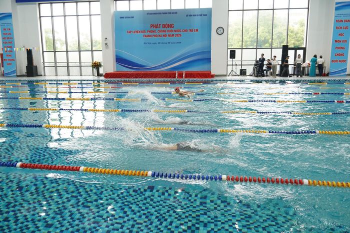 Các vận động viên tham gia biểu diễn bơi tại Lễ phát động tập luyện bơi, phòng, chống đuối nước cho trẻ em TP. Hà Nội năm 2026. Ảnh: Mai Dung