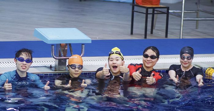 Các em nhỏ tham gia lớp học bơi tại Bể bơi 4 mùa, Tòa chung cư B32 Đại Mỗ (Hà Nội). Ảnh: Thanh Trang