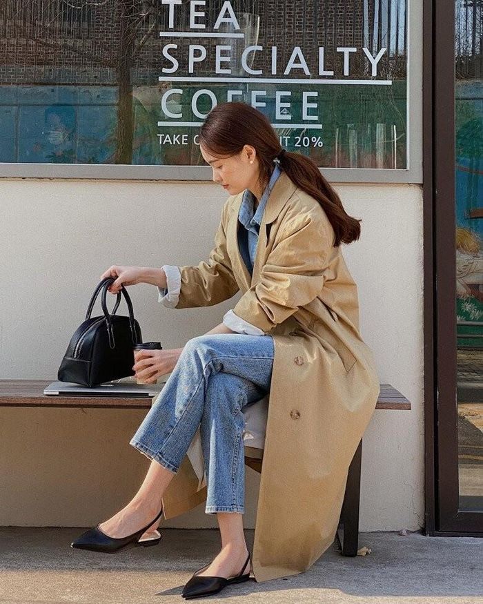 Giày mules ghi điểm nhờ thiết kế hở gót giúp việc mang vào và tháo ra trở nên thuận tiện hơn. Kiểu giày này mang lại cảm giác nhẹ nhàng, hiện đại nhưng vẫn đủ thanh lịch cho môi trường công sở. Khi phối cùng quần âu hoặc váy liền, tổng thể trở nên tinh tế hơn.