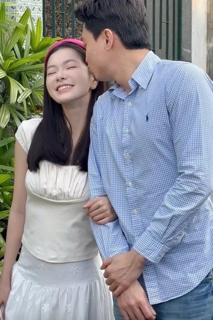 Hành động tình tứ của cả hai gây chú ý