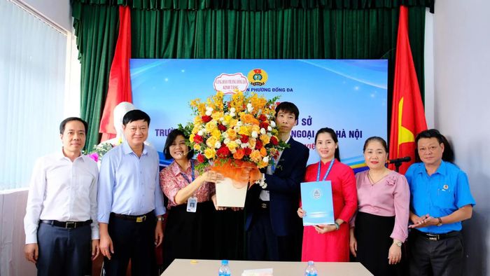 Đại diện Công đoàn phường Đống Đa chúc mừng Ban Chấp hành Công đoàn cơ sở Trường Trung cấp Thông tin và Ngoại ngữ Hà Nội.
