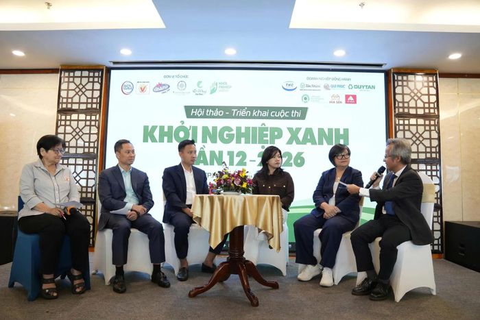Các chuyên gia chia sẻ nhiều góc nhìn về phát triển doanh nghiệp bền vững tại chương trình.