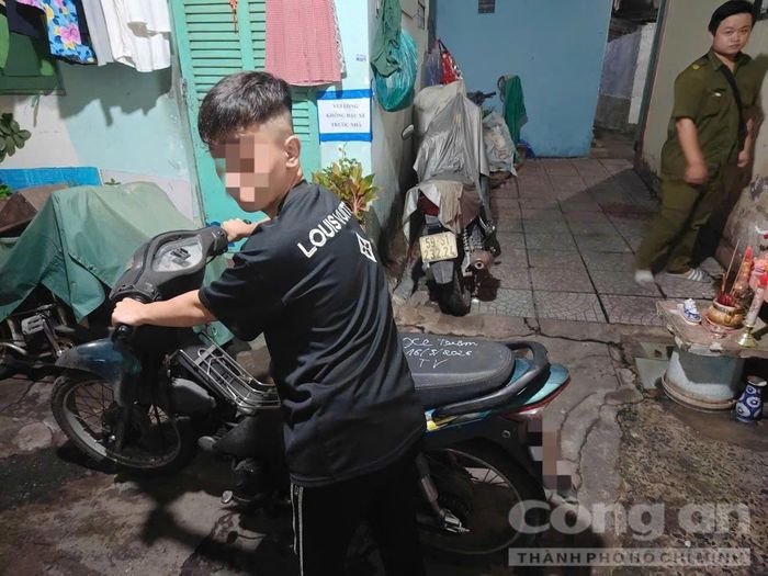 Đối tượng thực nghiệm lại cảnh trộm xe máy.