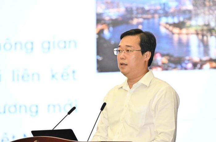 Đồng chí Lê Quốc Phong, Ủy viên Trung ương Đảng, Phó Bí thư Thường trực Thành ủy TPHCM quán triệt Nghị quyết tại hội nghị. Ảnh: Việt Dũng