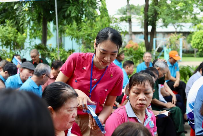 Nhân viên y tế phường phát tờ thông tin phòng chống và chăm sóc sốt xuất huyết Dengue đúng cách