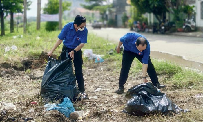 Công tác dọn dẹp vệ sinh tại các bãi tập kết rác trái phép, các vật dụng chứa nước được thực hiện nhằm tìm và xử lý nơi sinh sản của muỗi truyền bệnh sốt xuất huyết tại khu dân cư trên địa bàn phường