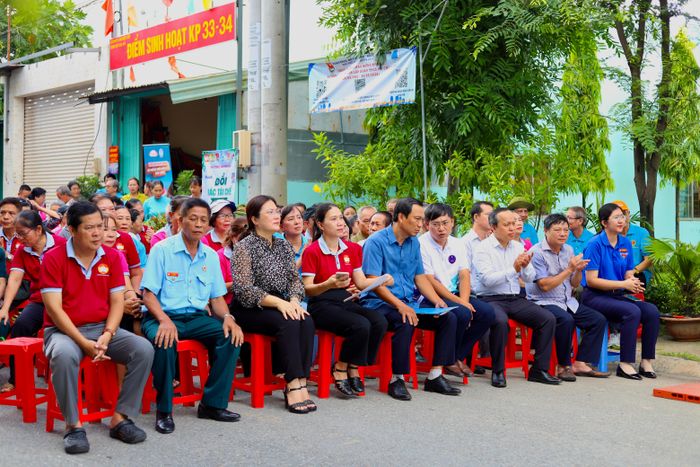 Đại diện Đảng ủy, chính quyền địa phương cùng toàn thể nhân dân các khu phố tham dự chương trình