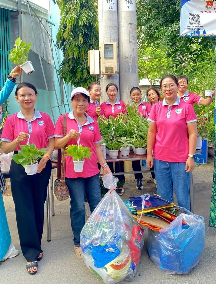 Đổi rác thải nhựa để lấy cây xanh góp phần tạo môi trường trong xanh, lành mạnh tại mỗi gia đình