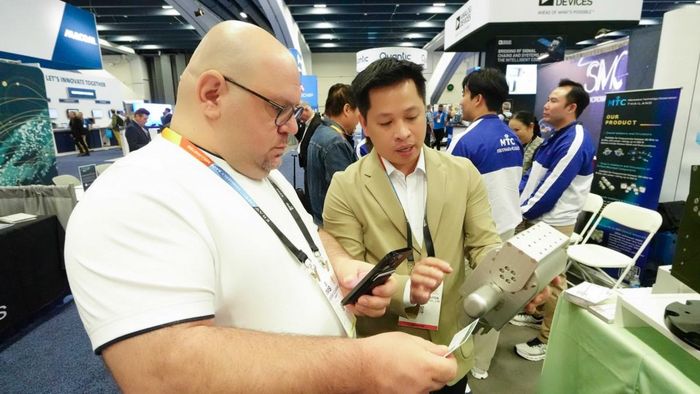Ông Nguyễn Duy Chung giới thiệu sản phẩm Make in Vietnam và giải pháp vi sóng của Trace-Tec tại triển lãm IMS.