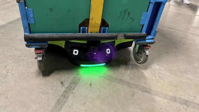  Robot kho hàng Proteus của Amazon có đôi mắt chuyển động để giao tiếp an toàn với con người. Ảnh: Sawdah Bhaimiya. 