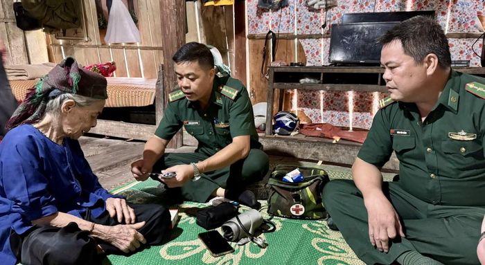  Cán bộ quân y Đồn Biên phòng Cần Yên thăm khám sức khỏe định kỳ hàng tháng và tư vấn cấp phát thuốc cho thân nhân gia đình chính sách. 
