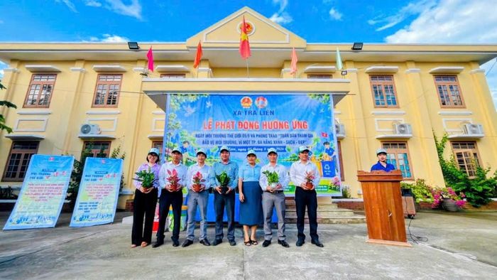 Chương trình "Đổi rác thải nhựa lấy quà" được tổ chức sôi nổi, thu hút đông đảo bà con nhân dân, học sinh và đoàn viên thanh niên tham gia.