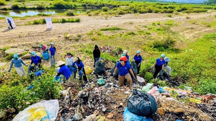 Chung tay thu gom rác thải, xử lý các điểm đen tập kết rác thải tự phát tại các tuyến đường liên thôn, bờ sông và khu dân cư.