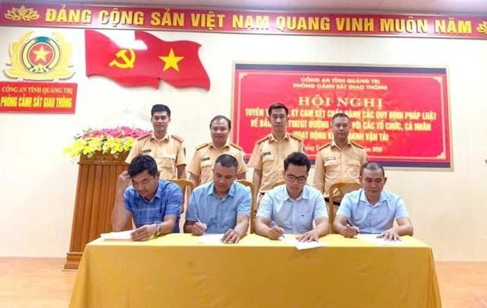  Các chủ doanh nghiệp, chủ phương tiện và lái xe tham dự hội nghị ký cam kết chấp hành các quy định pháp luật- Ảnh: Phòng CSGT Công an tỉnh Quảng Trị 