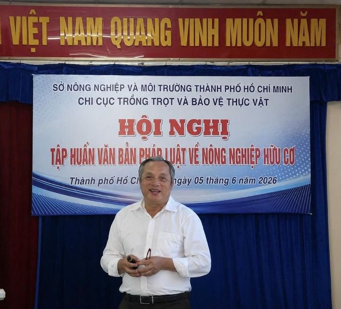  TS. Đỗ Việt Hà trao đổi với đại biểu tham dự hội nghị về các tiêu chuẩn, quy trình và xu hướng phát triển nông nghiệp hữu cơ hiện nay. 