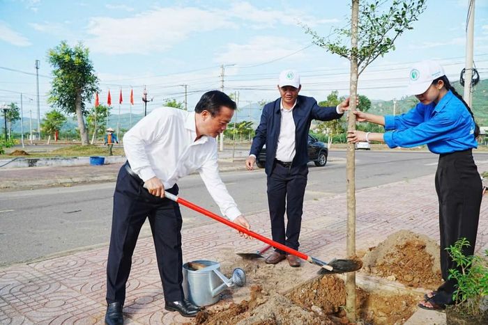 Ông Nguyễn Tuấn Thanh Phó Chủ tịch Thường trực UBND tỉnh trồng cây xanh tại Công viên Cát Khánh.