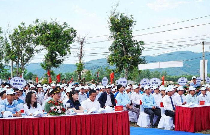 Các đại biểu tham dự buổi lễ.