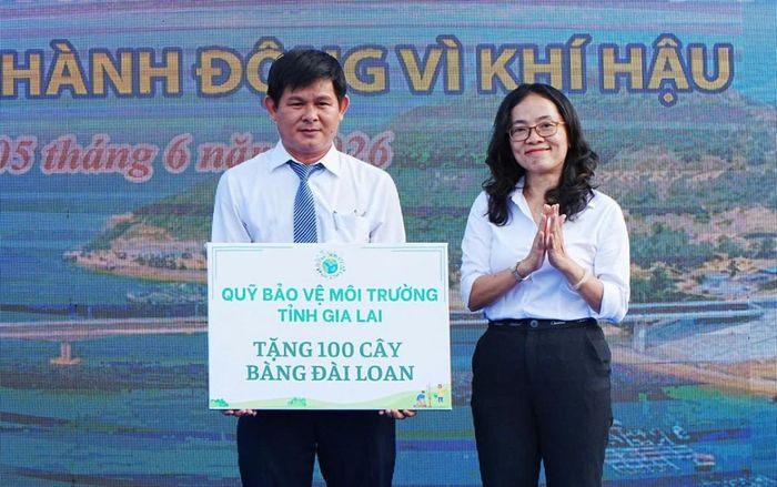Bà Hà Thị Thanh Hương Giám đốc Quỹ Bảo vệ môi trường tỉnh trao tặng 100 cây bàng Đài Loan cho UBND xã Đề Gi.