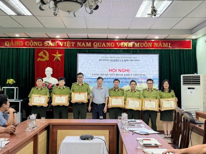 Chi cục Kiểm lâm thành phố Huế vinh dự được Bộ Nông nghiệp và Môi trường trao tặng 01 Bằng khen cho tập thể Chi cục Kiểm lâm và 20 Bằng khen cho các cá nhân có thành tích xuất sắc