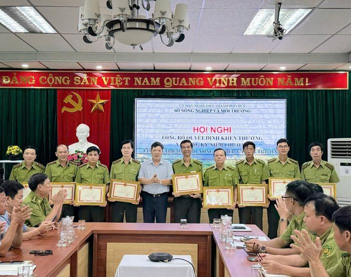 Chi cục Kiểm lâm thành phố Huế vinh dự được Bộ Nông nghiệp và Môi trường trao tặng 01 Bằng khen cho tập thể Chi cục Kiểm lâm và 20 Bằng khen cho các cá nhân có thành tích xuất sắc