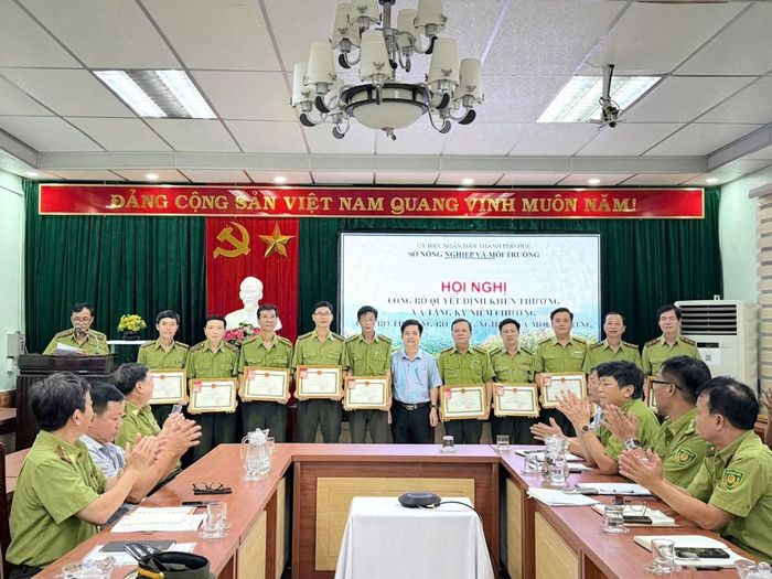 Chi cục Kiểm lâm thành phố Huế vinh dự được Bộ Nông nghiệp và Môi trường trao tặng 01 Bằng khen cho tập thể Chi cục Kiểm lâm và 20 Bằng khen cho các cá nhân có thành tích xuất sắc