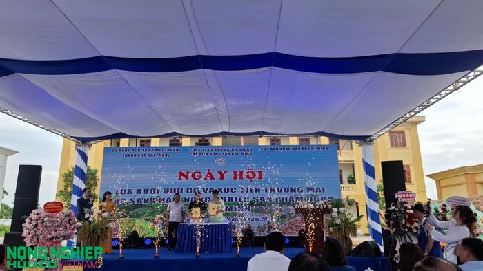 Lễ ký kết tiêu thụ sản phẩm của đơn vị doanh nghiệp cho bà con vùng lúa rươi hữu cơ ngay tại Ngày hội (ảnh:Kim Huệ)