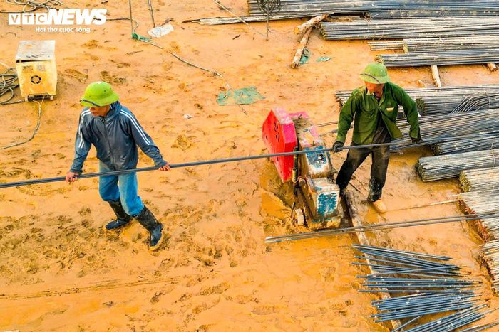 Dù thời tiết nắng nóng kéo dài, các đơn vị thi công vẫn duy trì đồng thời 8 mũi thi công trên toàn dự án nhằm bảo đảm tiến độ theo kế hoạch.