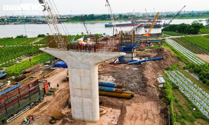 Hiện nay, các kỹ sư và công nhân đang làm việc liên tục trên công trường. Nhiều trụ cầu cạn đã hoàn thành phần móng và bước vào giai đoạn đổ thân trụ. Tại các vị trí khác, việc khoan cọc nhồi, lắp dựng cốt thép vẫn được triển khai đồng loạt để chuẩn bị cho công tác lao lắp dầm trong thời gian tới.