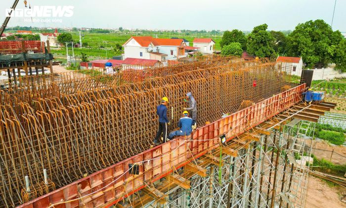 Các nhà thầu đang tập trung tối đa nguồn lực, huy động nhân sự và thiết bị hiện đại nhằm đẩy nhanh tiến độ thi công, phấn đấu hoàn thành và đưa công trình vào khai thác trong giai đoạn 2027 - 2028.