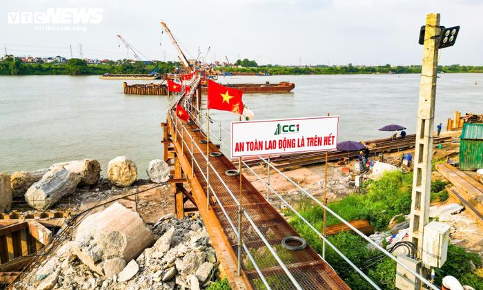 Cầu Mễ Sở có điểm đầu tại nút giao giữa Quốc lộ 1A và đường Vành đai 4, điểm cuối kết nối với nút giao giữa cao tốc Hà Nội - Hải Phòng và Vành đai 4. Công trình vượt sông Hồng, nối khu vực Hồng Vân (Hà Nội) với Văn Giang (Hưng Yên).