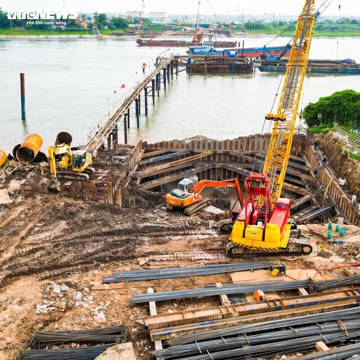 Theo thiết kế, cầu Mễ Sở sử dụng tổng cộng 116 cọc khoan nhồi đường kính 2,2m. Đây là hạng mục quan trọng, quyết định khả năng chịu lực và độ ổn định của toàn bộ công trình vượt sông