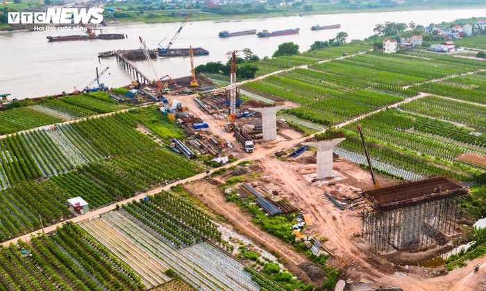 Cầu Mễ Sở là một trong ba cây cầu lớn vượt sông Hồng trên tuyến Vành đai 4, cùng với cầu Hồng Hà và cầu Hoài Thượng. Đây là nhóm công trình có ý nghĩa đặc biệt quan trọng trong việc hoàn thiện hệ thống giao thông liên vùng khu vực phía Bắc
