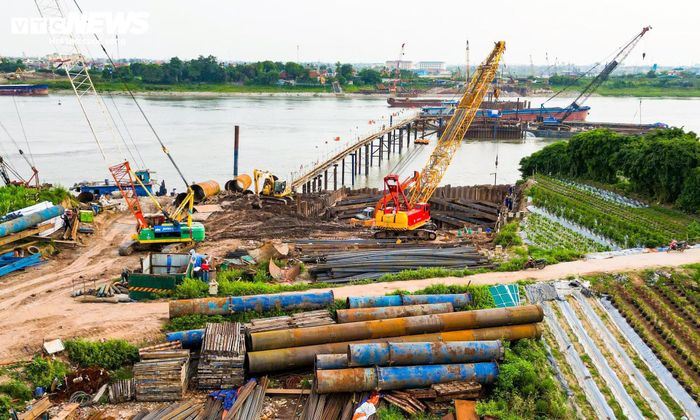 Những ngày đầu tháng 6, không khí thi công trên công trường diễn ra khẩn trương. Hơn 400 kỹ sư, công nhân cùng trên 100 thiết bị, máy móc được huy động để triển khai các hạng mục trọng điểm, tranh thủ thời gian trước khi bước vào cao điểm mùa mưa lũ.