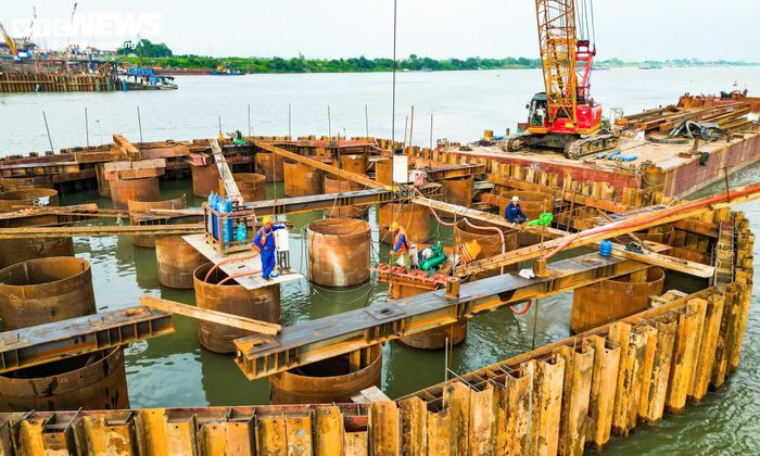 Theo thiết kế, cầu dài hơn 2km, mặt cắt ngang rộng 24,5m, gồm 4 làn xe cơ giới và các làn dành cho xe máy, xe thô sơ bố trí ở hai bên. Đây là một trong những hạng mục quan trọng nhất trên tuyến Vành đai 4, giữ vai trò kết nối giao thông giữa Hà Nội với các tỉnh phía đông vùng Thủ đô.