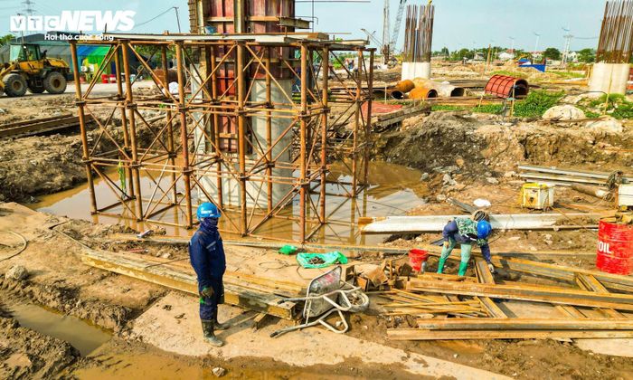 Đến nay, khối lượng cọc khoan nhồi của toàn dự án đã hoàn thành khoảng 68%. Riêng khu vực cầu dẫn phía bờ Hà Nội đạt khoảng 80% khối lượng cọc khoan nhồi.