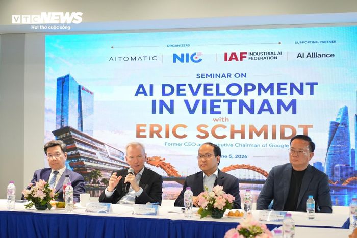 Ông Eric Schmidt, Giám đốc NIC Vũ Quốc Huy (thứ hai từ phải sang) cùng các diễn giả tại sự kiện. (Ảnh: Hùng Cường)