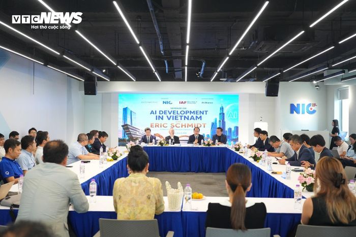 Các đại diện doanh nghiệp cũng diễn giả thảo luận về cơ hội và thách thức đối với Việt Nam trong quá trình phát triển AI. (Ảnh: Hùng Cường)