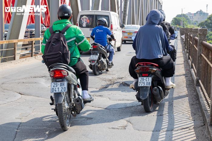 Qua thời gian dài sử dụng, mặt cầu dày đặc các điểm bong tróc, lồi lõm và ổ gà, khiến việc lưu thông qua cầu gặp nhiều khó khăn, đồng thời ảnh hưởng đến trải nghiệm và mức độ an toàn của người tham gia giao thông.