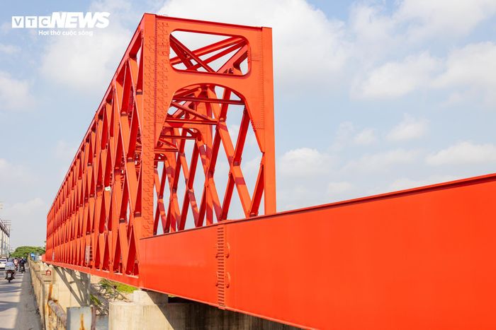 Cầu đường sắt mới có chiều dài khoảng 280m với 6 nhịp dầm và dàn thép, đáp ứng khai thác đường sắt khổ lồng 1.000mm và 1.435mm, vận tốc thiết kế 80 km/h. Công trình cũng được đầu tư nâng cao tĩnh không thông thuyền nhằm cải thiện khả năng lưu thông trên tuyến đường thủy qua sông Đuống.