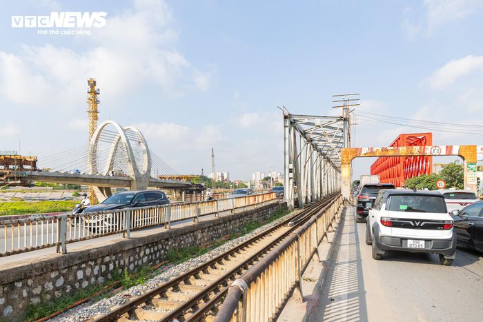 Trước thực trạng này, cơ quan chức năng triển khai nhiều giải pháp nhằm bảo đảm an toàn khai thác như lắp đặt biển báo hạn chế tải trọng, giới hạn chiều cao phương tiện và tăng cường kiểm tra, giám sát.